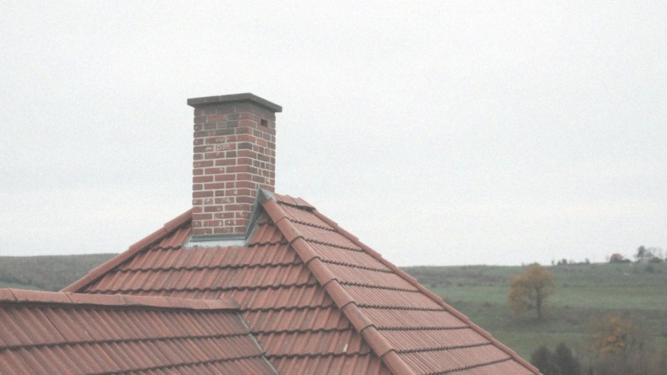 Co wpływa na wysokość komina wentylacyjnego?